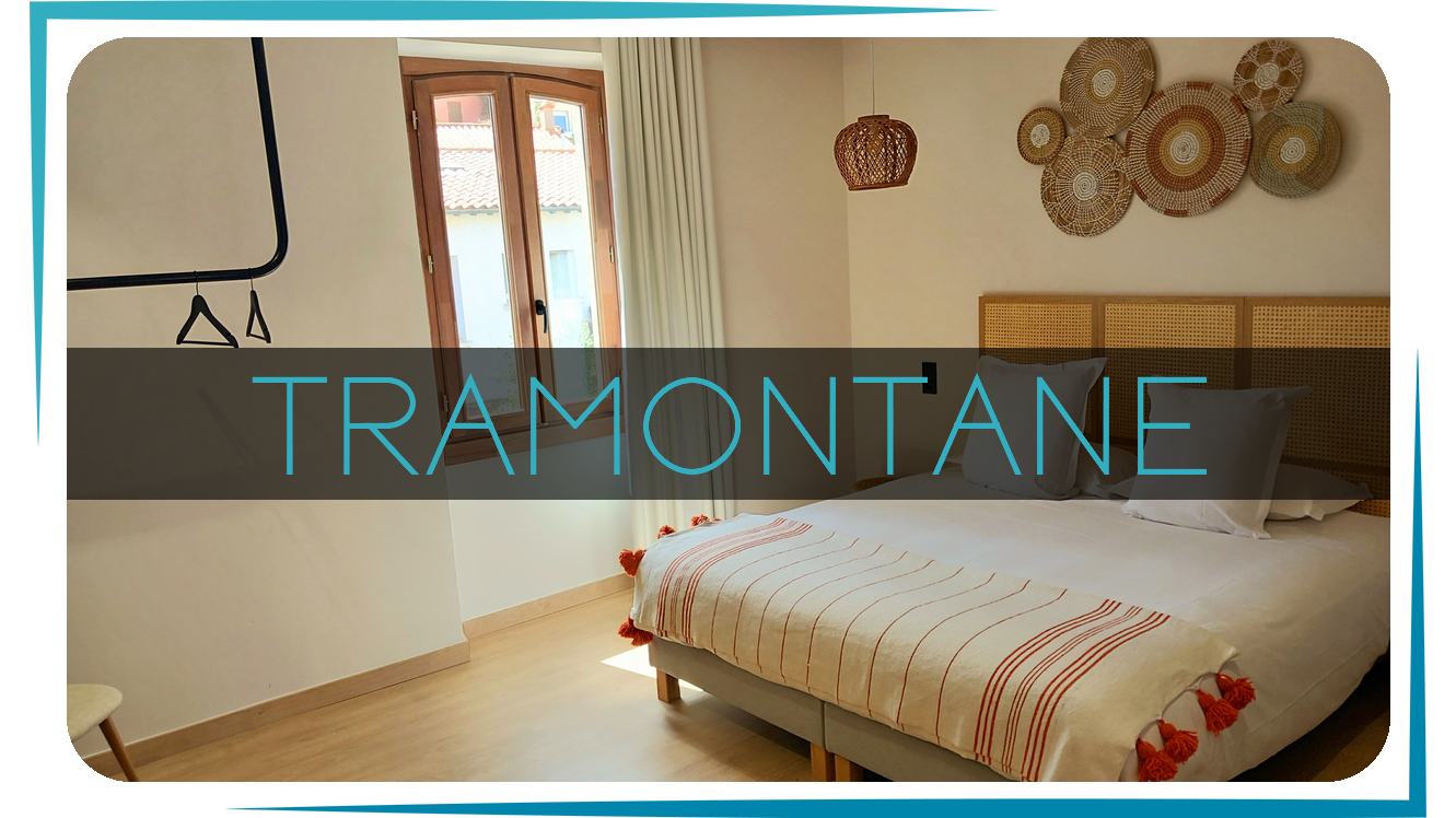 Chambre Tramontane de l'Intense Boutik Hôtel : lit King Size, tête de lit cannée et assiettes tressées au mur Chambre Tramontane de l'Intense Boutik Hôtel : lit King Size, tête de lit cannée et assiettes tressées au mur